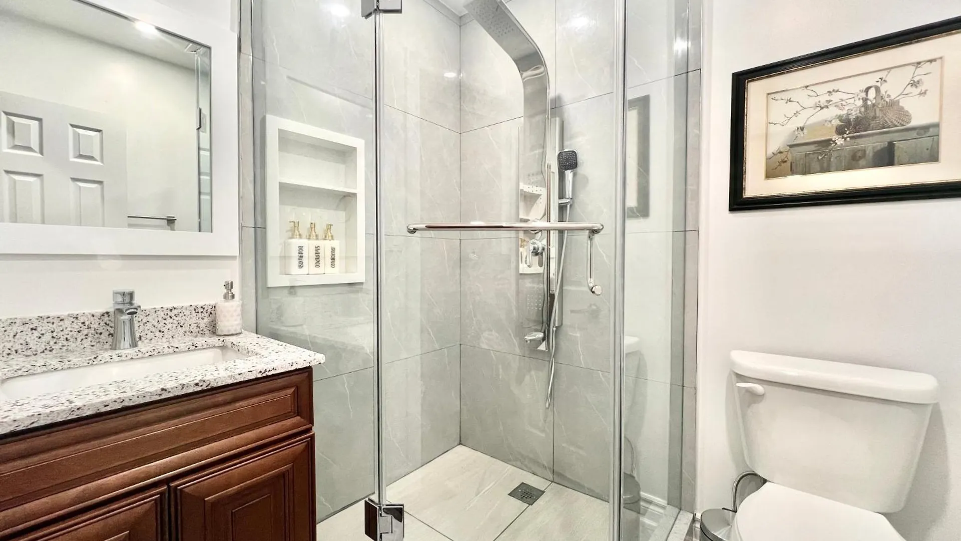 Upgraded Rooms With Bath 7-Min To Subway Near Downsview Rogers Stadium Toronto Canada