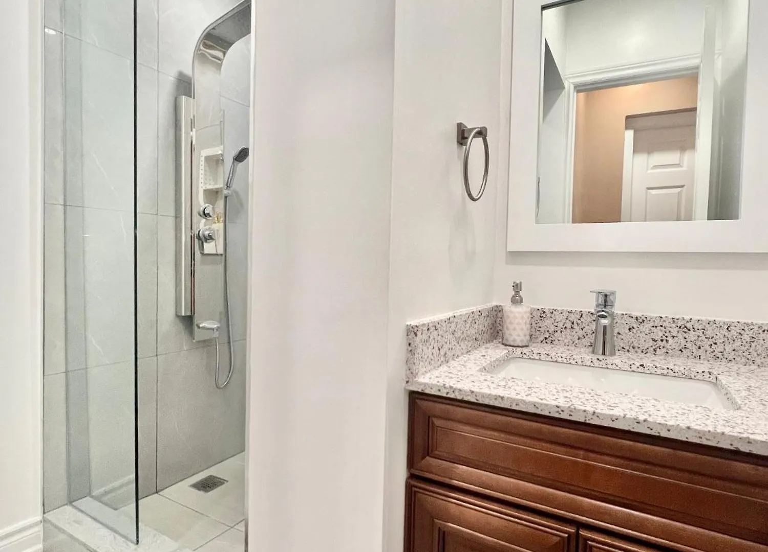 Homestay Upgraded Rooms With Bath 7-Min To Subway Near Downsview Rogers Stadium Toronto