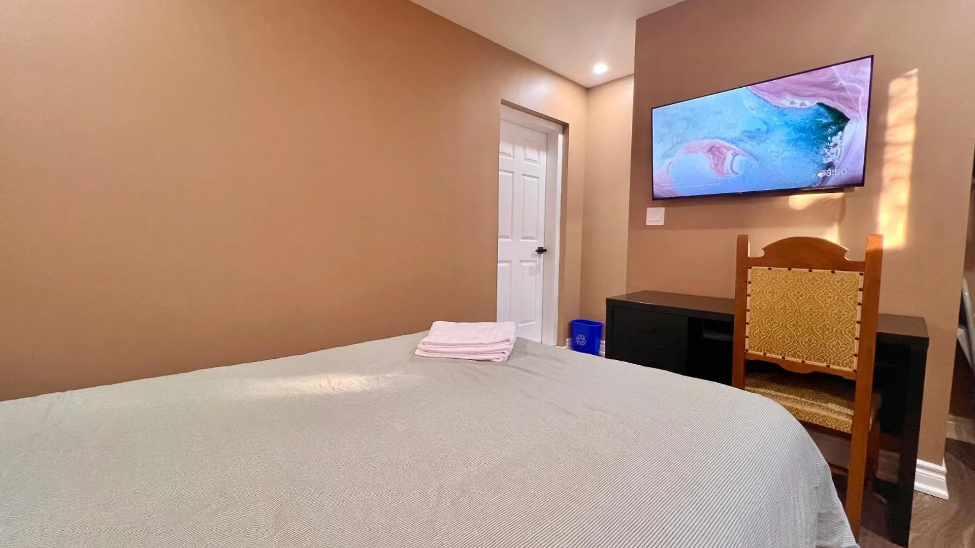 Homestay Upgraded Rooms With Bath 7-Min To Subway Near Downsview Rogers Stadium Toronto Canada
