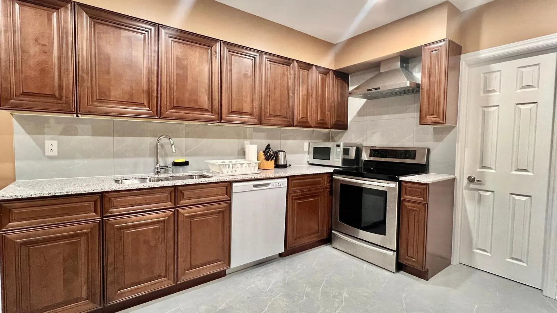 Upgraded Rooms With Bath 7-Min To Subway Near Downsview Rogers Stadium Toronto